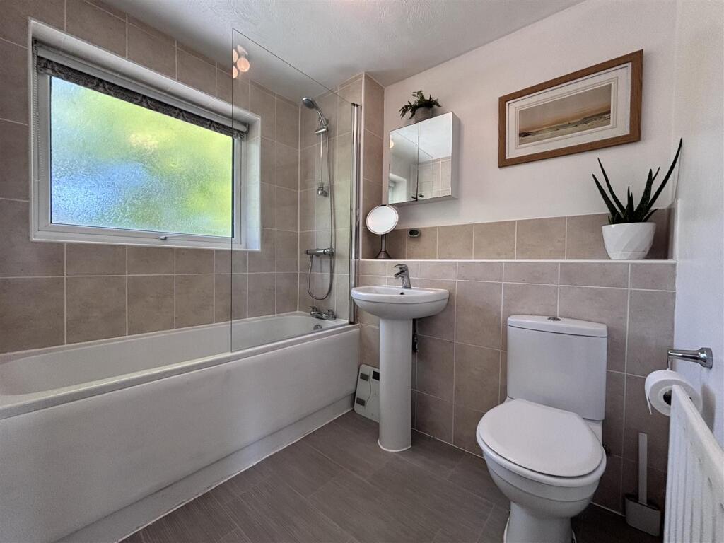 Swan Close bath 1.jpg