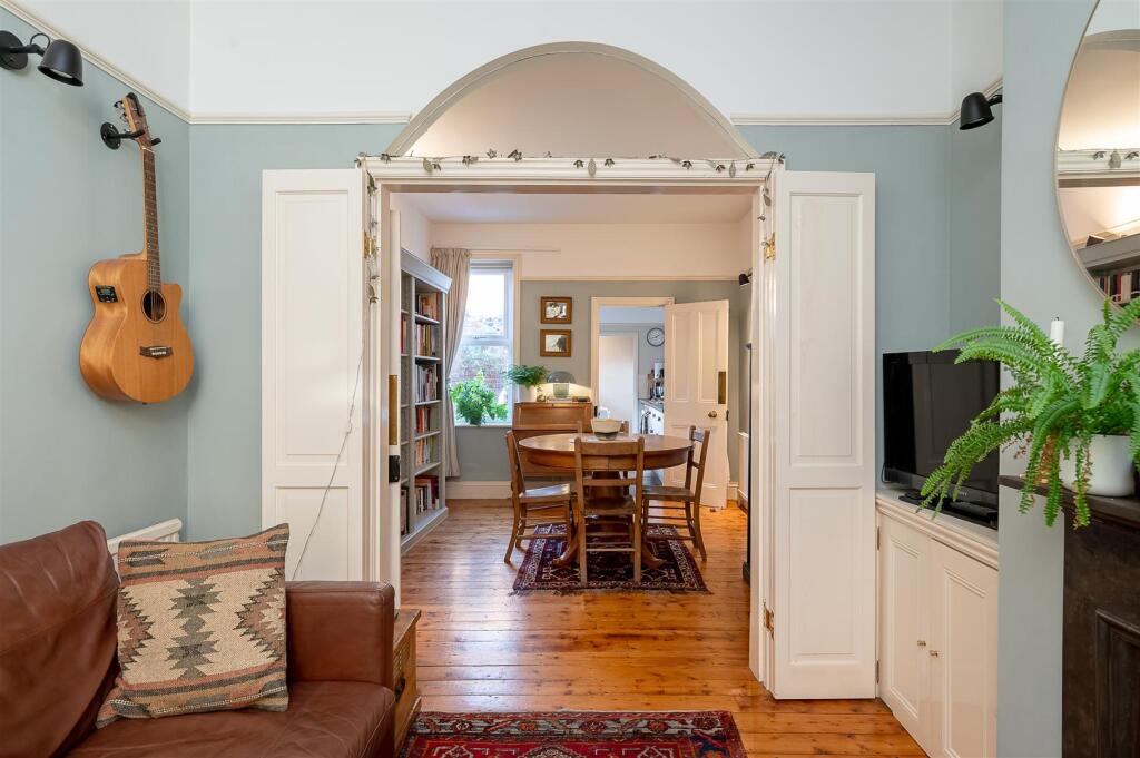OPEN PLAN LIVING / DINING