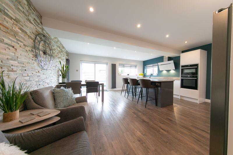 Kitchen &amp; dining room