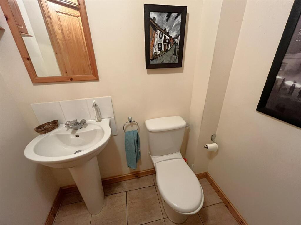 CLOAKROOM &amp; GUEST WC