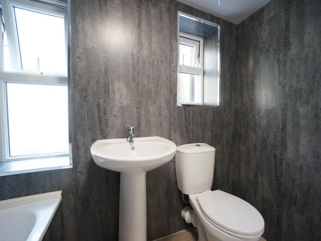 16RegentSt_Bathroom1.3.JPG