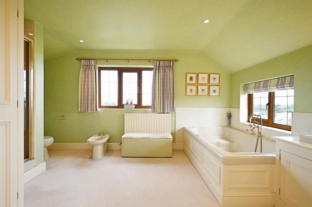 Master En-Suite Bathroom