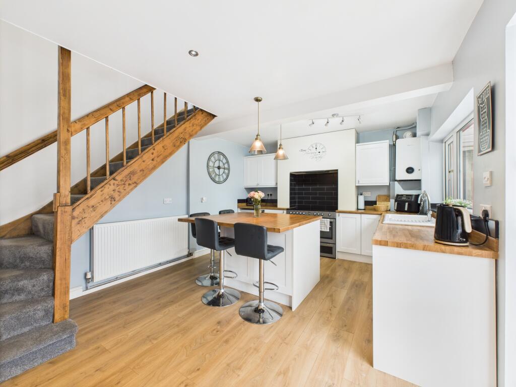 CAM02871G0-PR0472-STILL008