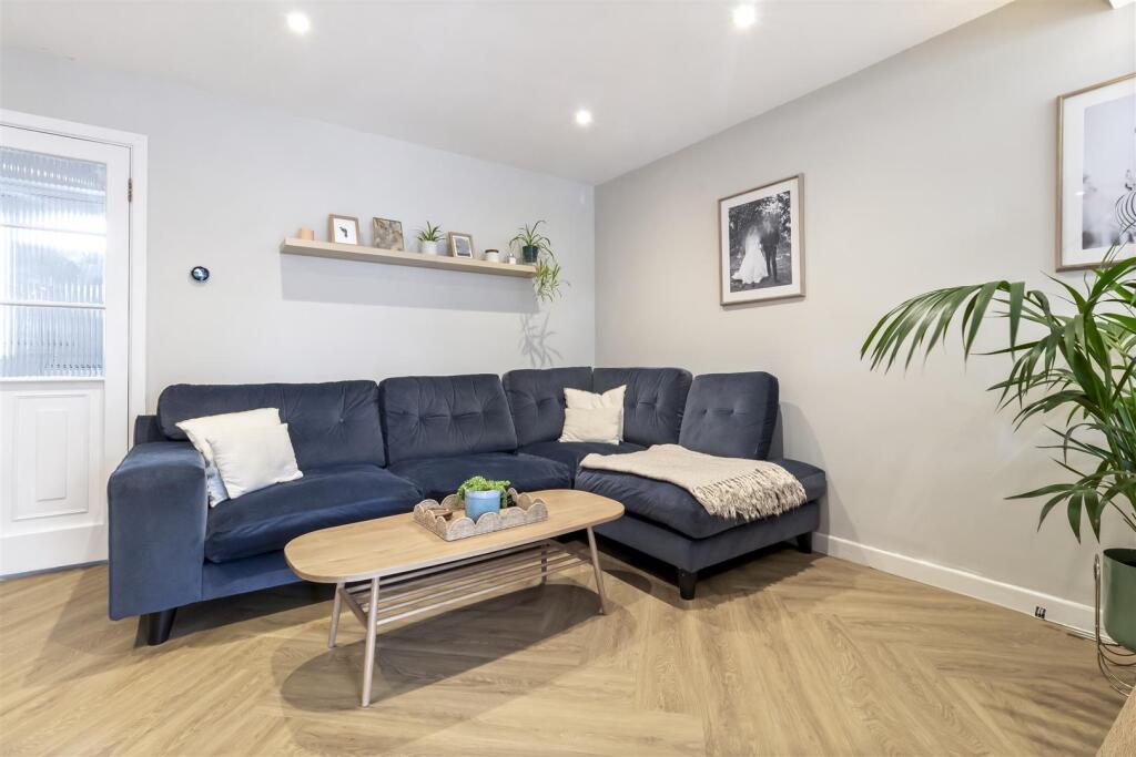 2 Sefton Close_004.JPG