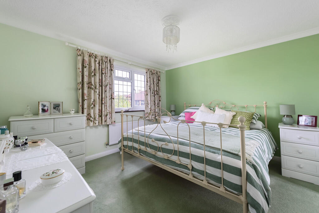 28 Raeburn Way (1...