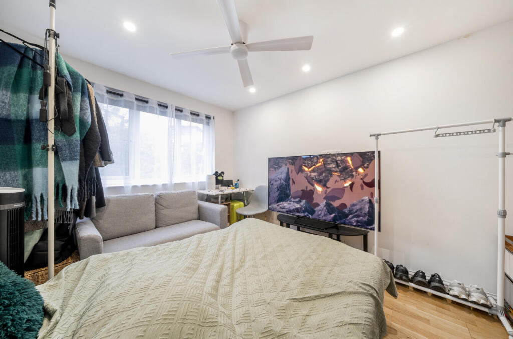 1366081-11-68fa09...