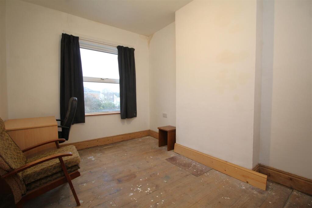 bedroom 2 .JPG