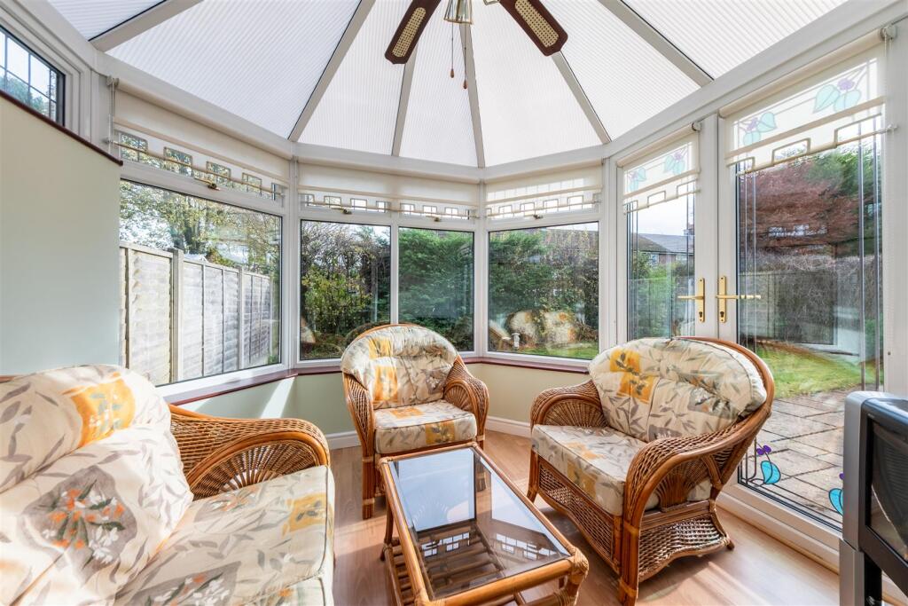 3 Chestnut Close-004.jpg