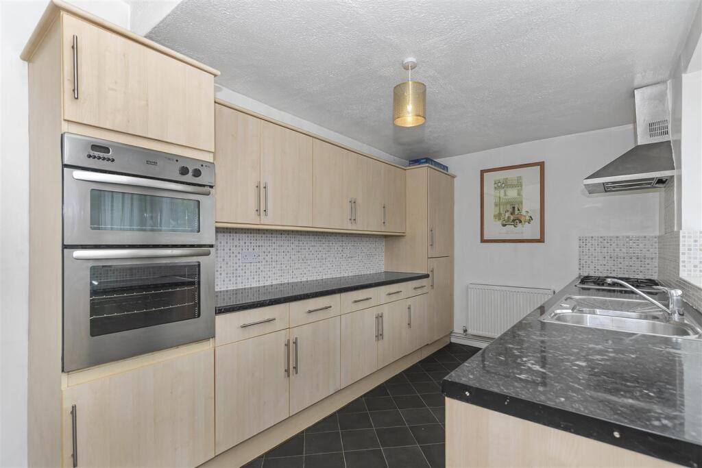 Kitchen 1.jpg