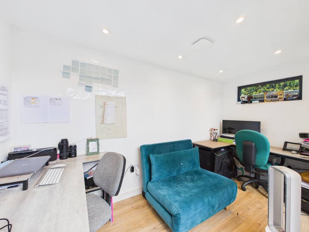 CAM01354G0-PR0597-STILL018