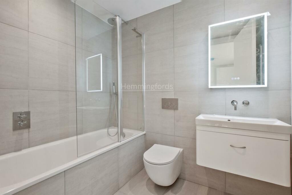 01-8296GCHMF - 4 Solent Lodge - Bathroom -Original