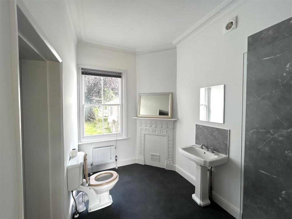 bathroom 1.jpg