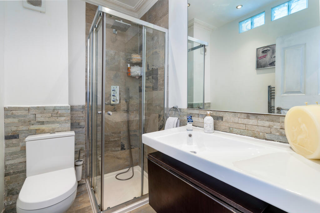 Shower Room 2 bedroom Flat Anerley Road SE19 For Sale