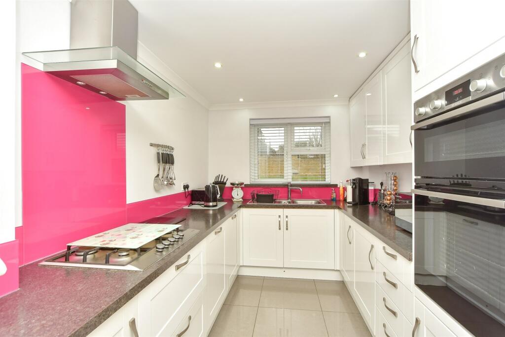 Kitchen/Breakfast Area
