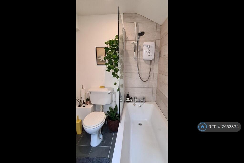 Bathroom - Off Hallway