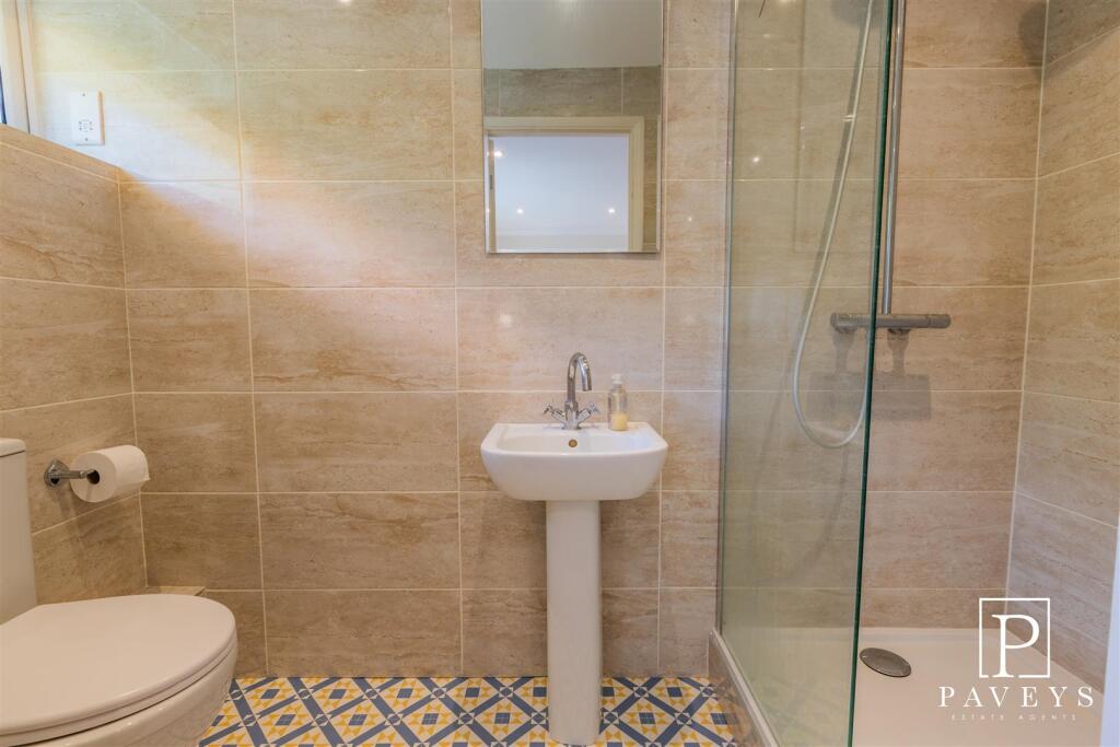 EN-SUITE SHOWER ROOM