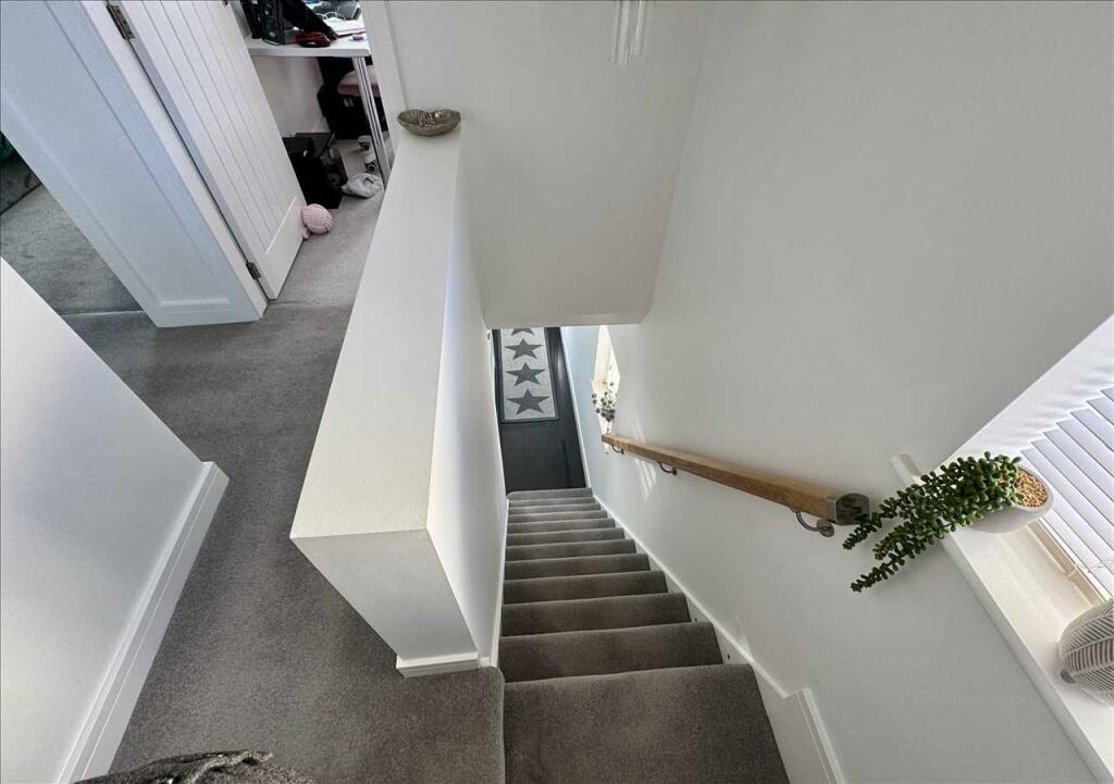 FIRST FLOOR LANDING