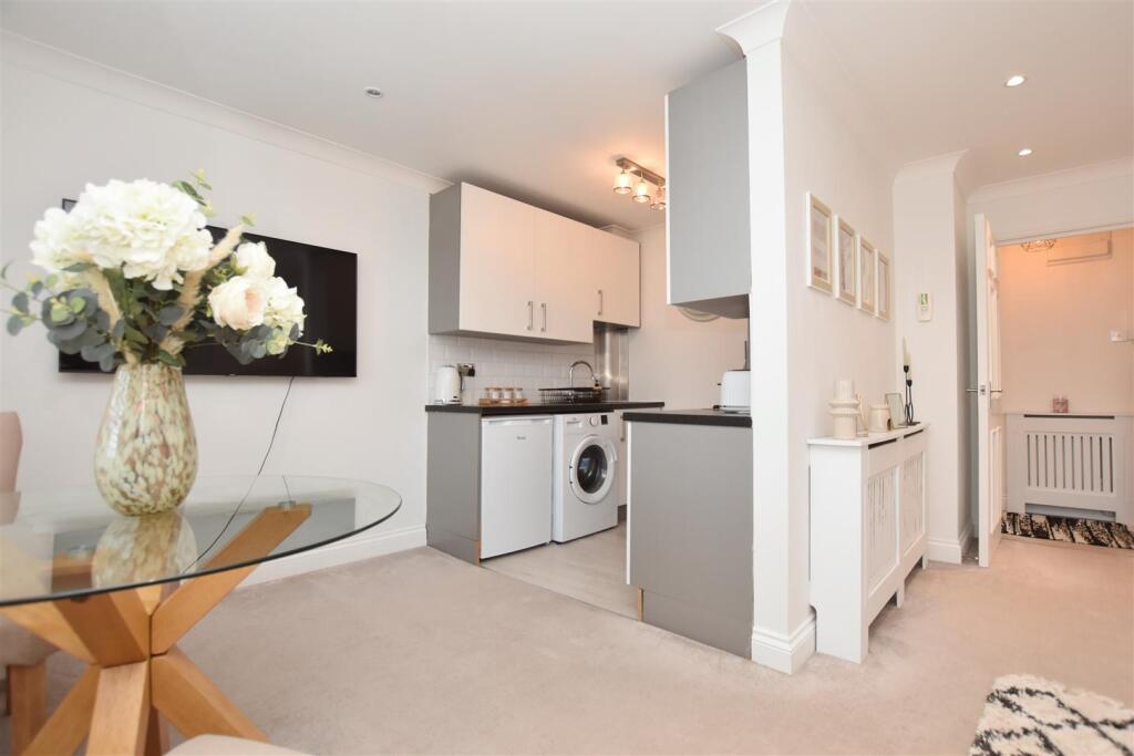 Lounge &amp; Kitchen