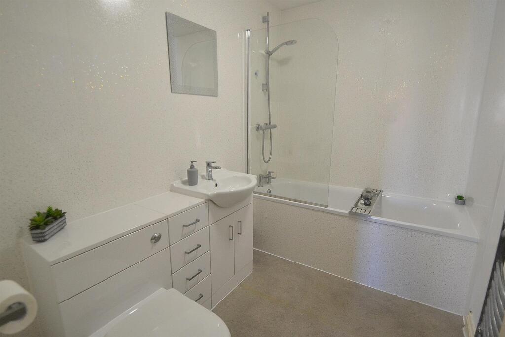 44THEBELFRYBATHROOM.JPG