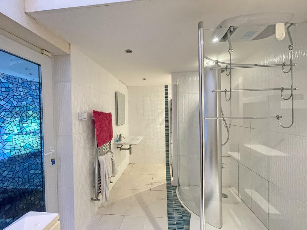 Wood Park 6 Swimming Pool Shower.....jpg