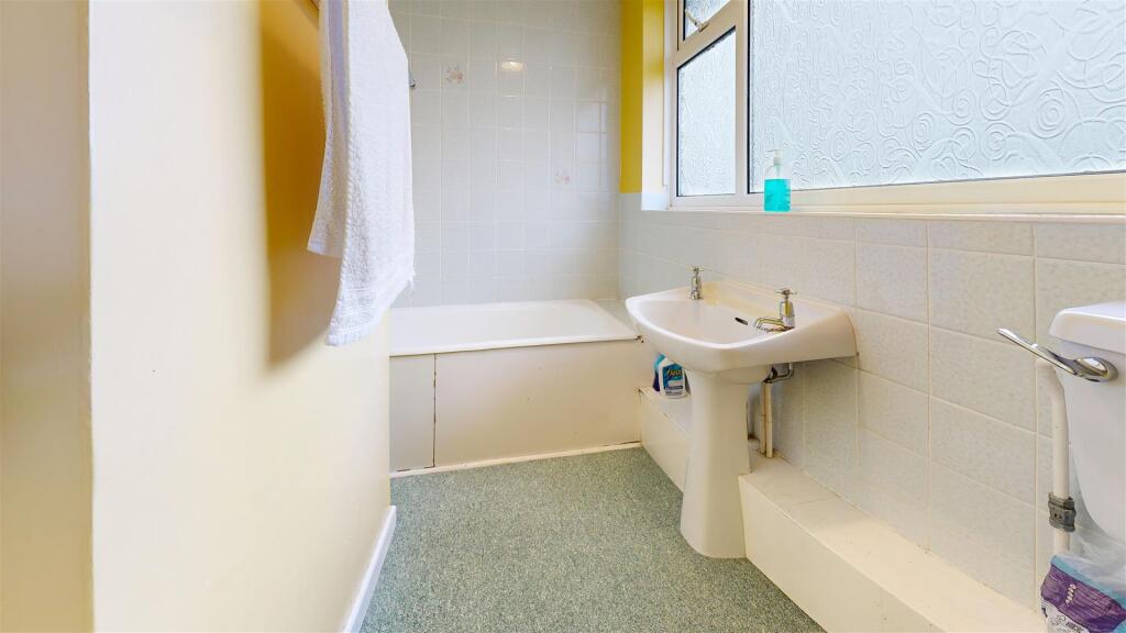 46-Shepherds-Croft-Bathroom 1.jpg