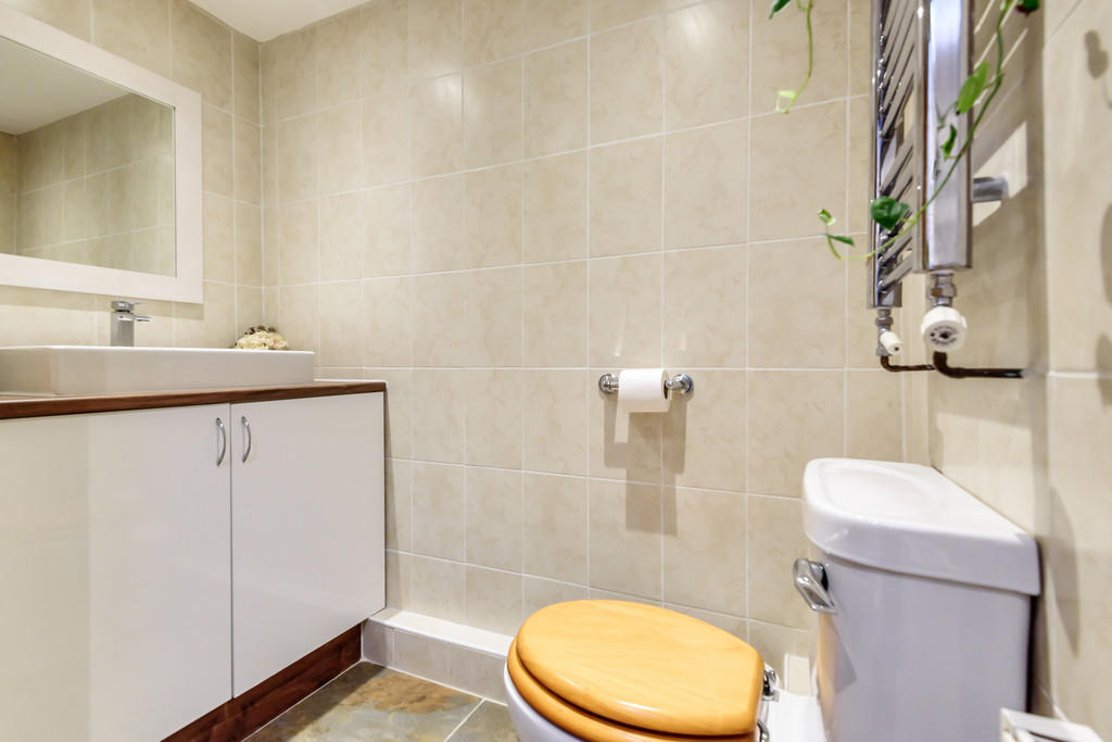 Ensuite to Bedroo...