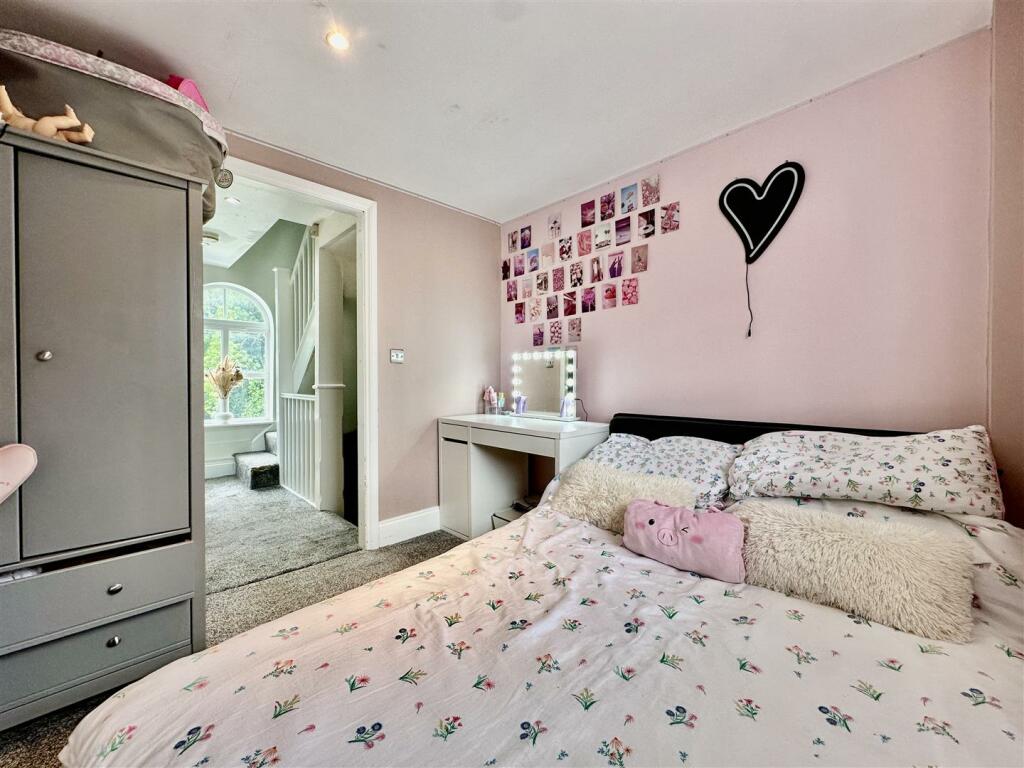 BEDROOM 4