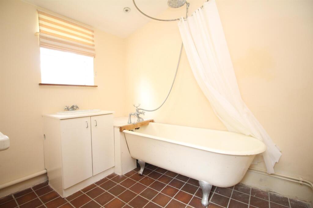 122 Christchurch Road Ground Floor Bathroom.JPG