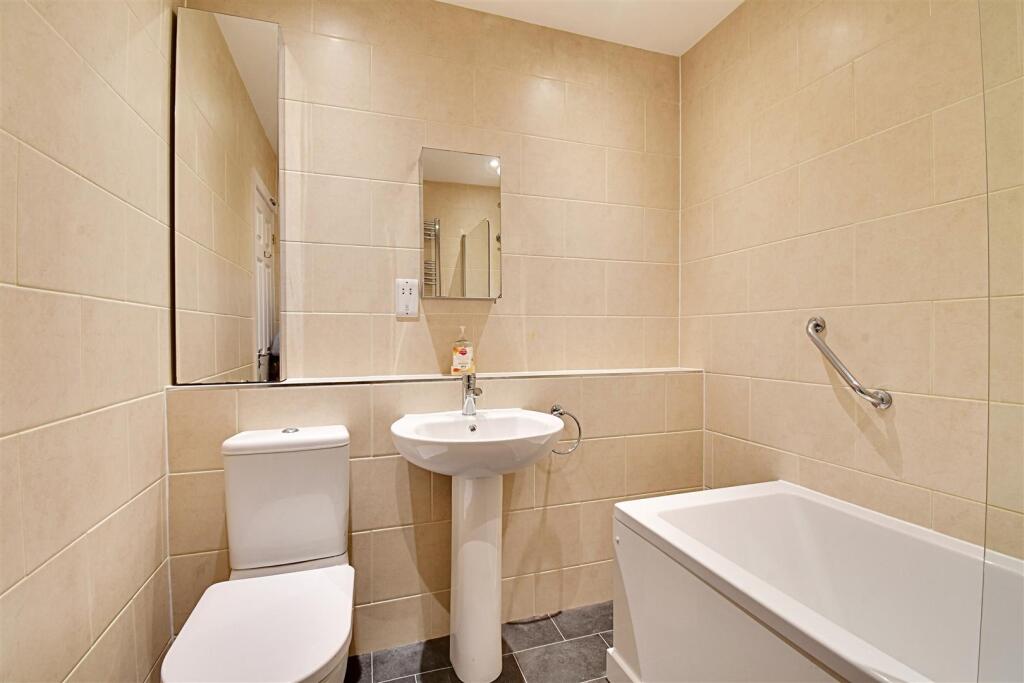 Bathroom 3.jpg