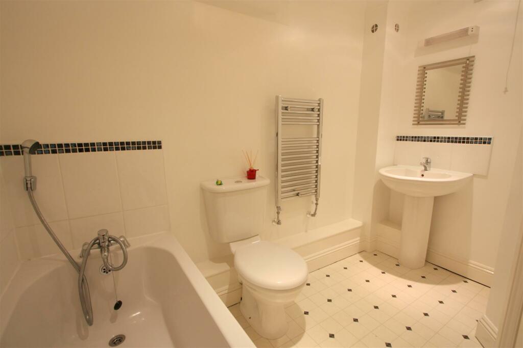 12 Island Point Bathroom