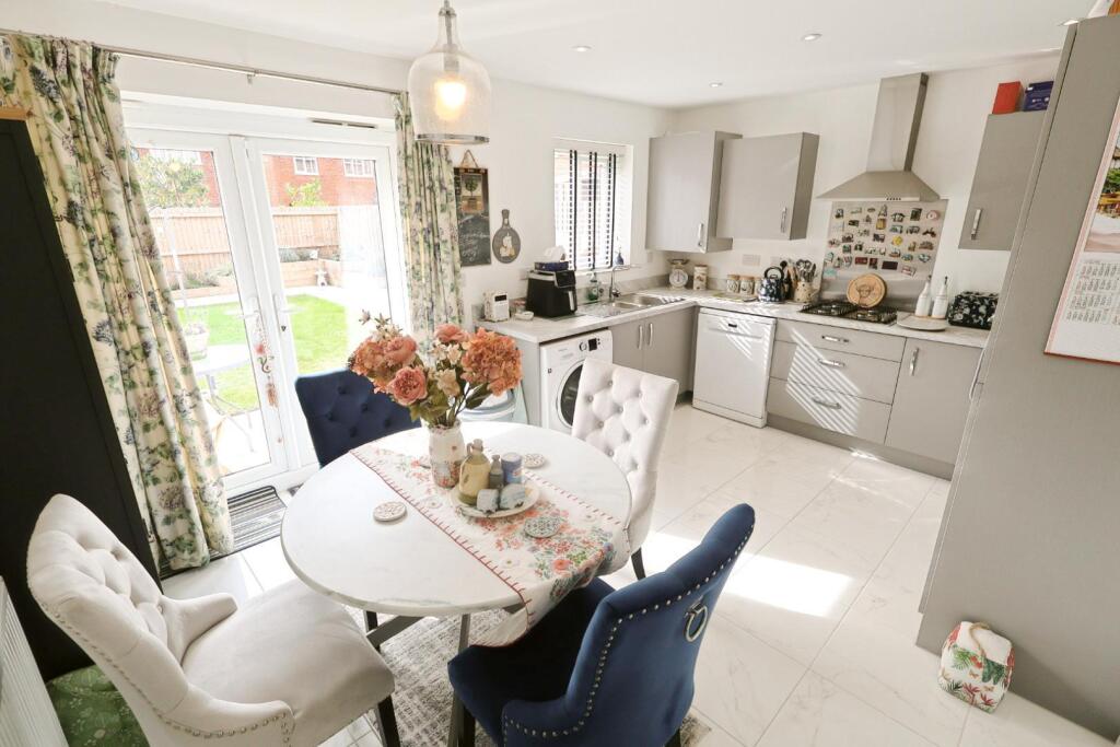KITCHEN/DINING ROOM