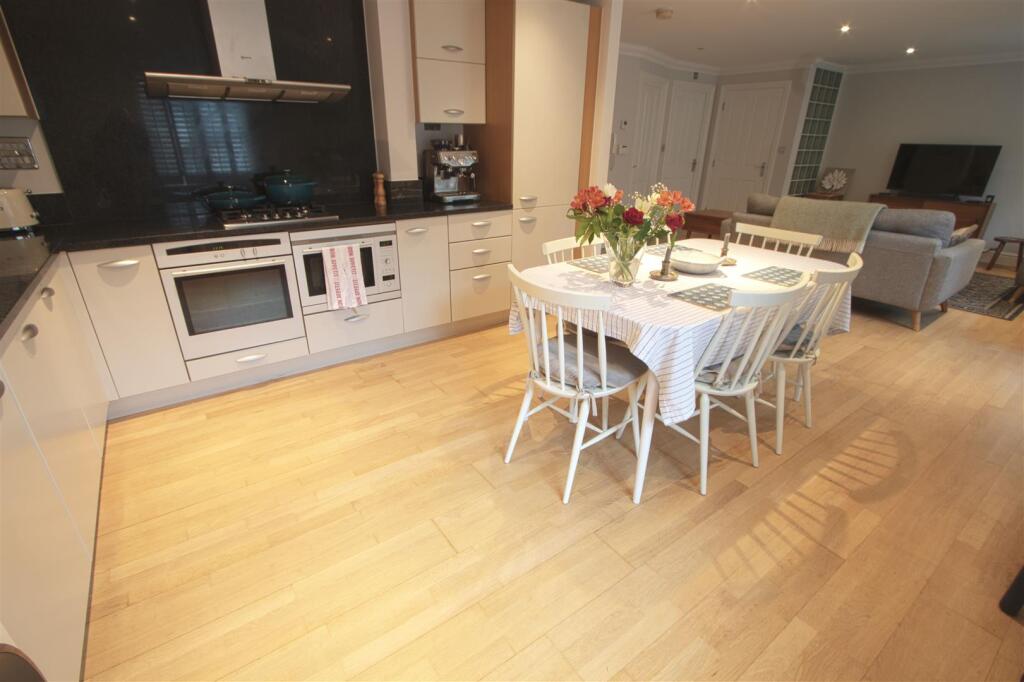 KITCHEN2.jpg