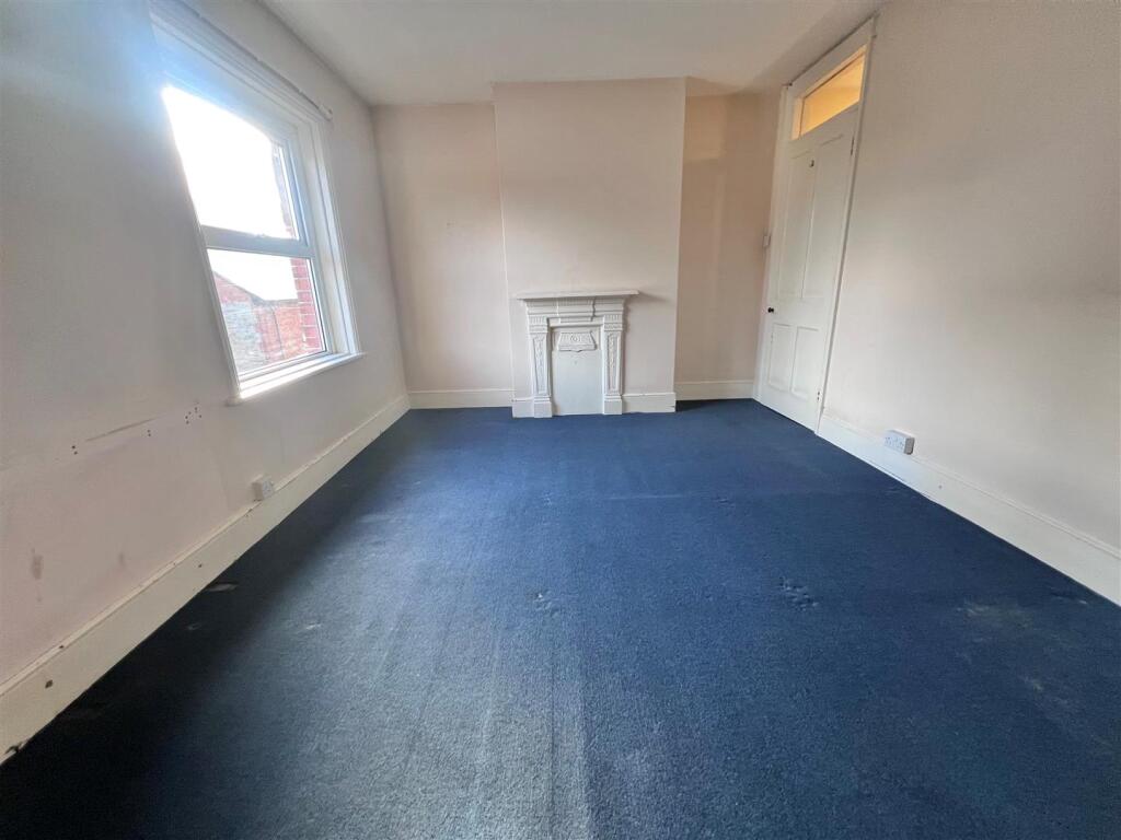 Bedroom 1a.jpg