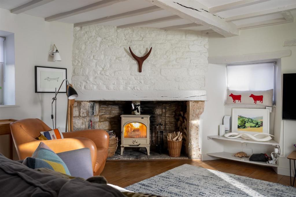 26 - Lawrence Cottage - GL54 4AG - Web.jpg