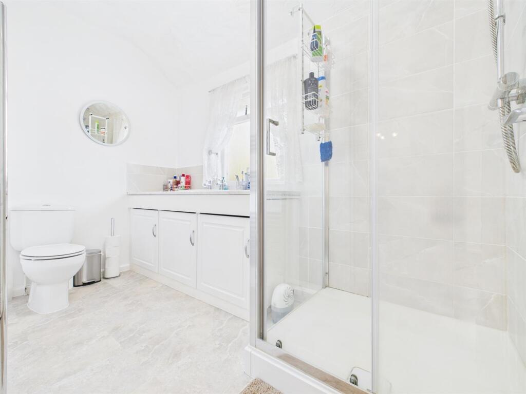 EN-SUITE SHOWER ROOM