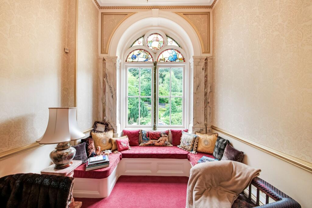 FIRST FLOOR LANDING