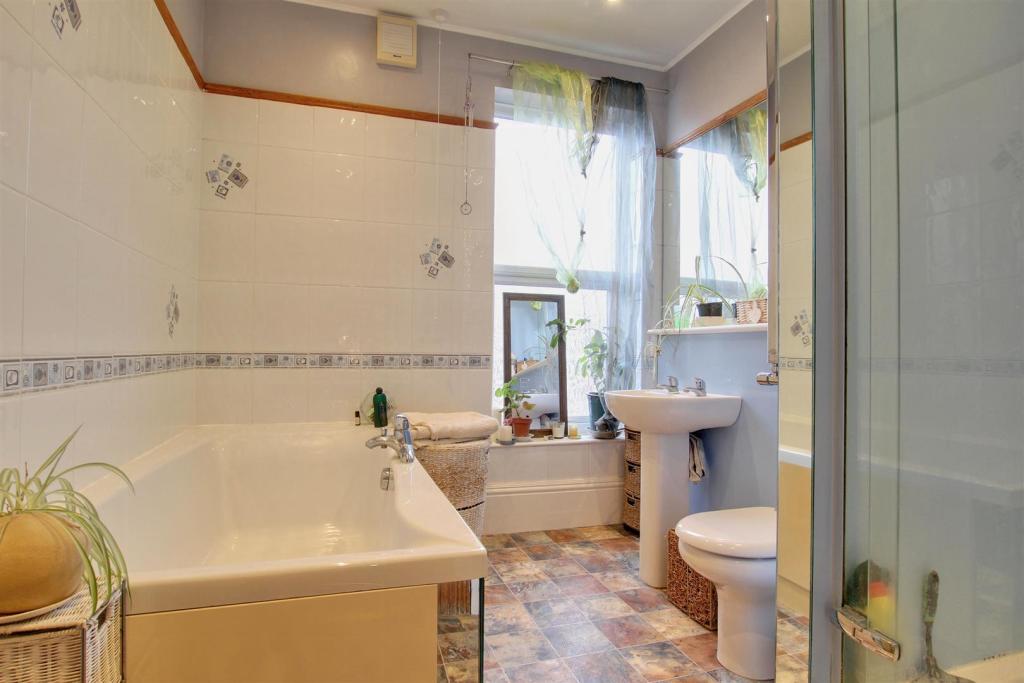 BATHROOM/WC