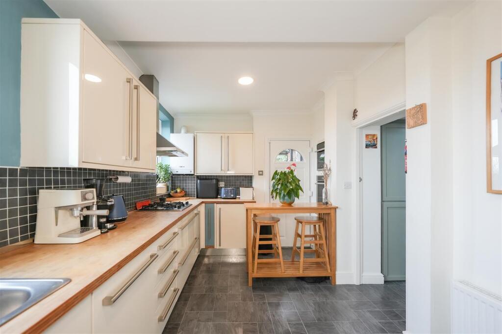 BREAKFASTING KITCHEN