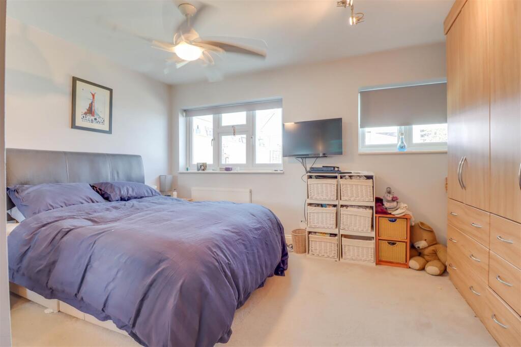 7 RETTENDON GARDENS WICKFORD-5.jpg