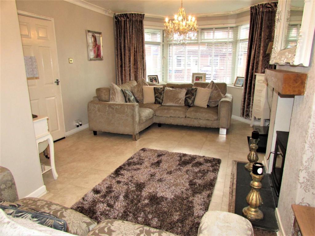 AshtonCres26lnge1.JPG