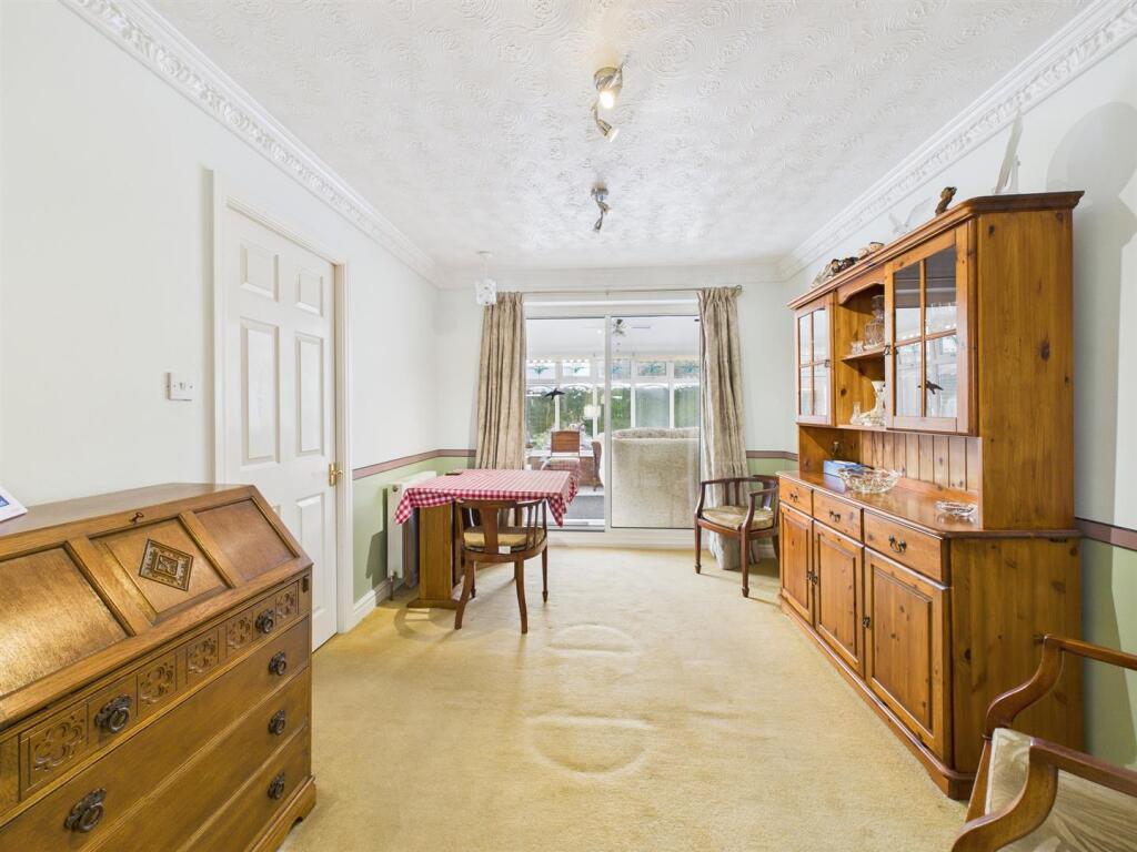 Dining room:
