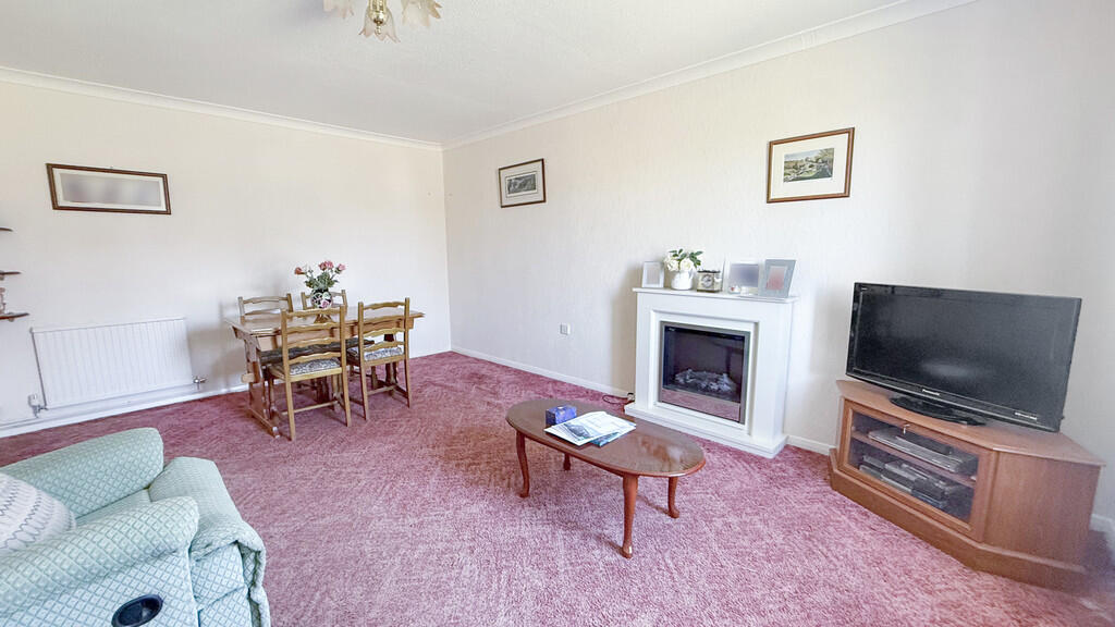 Lounge/dining roo...