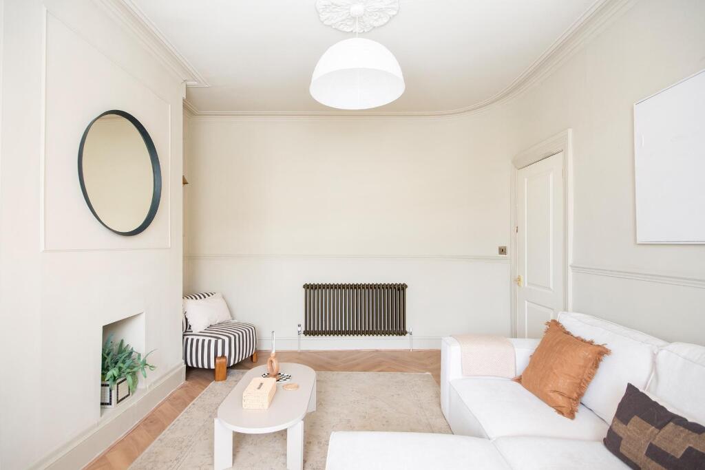 1R8HEE - Living Room B.jpg