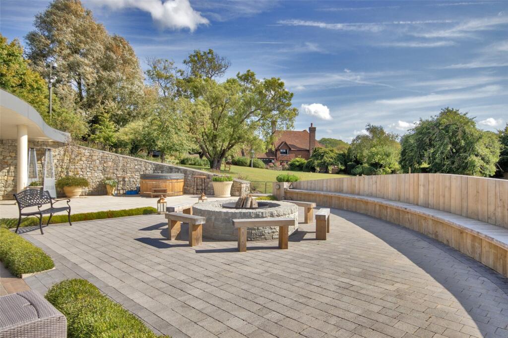 Jacuzzi &amp; Fire Pit