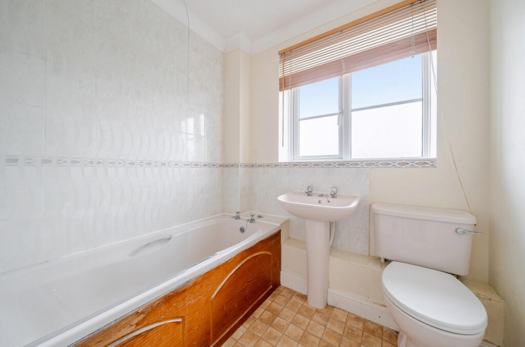 1368813-4-68ef6c4...