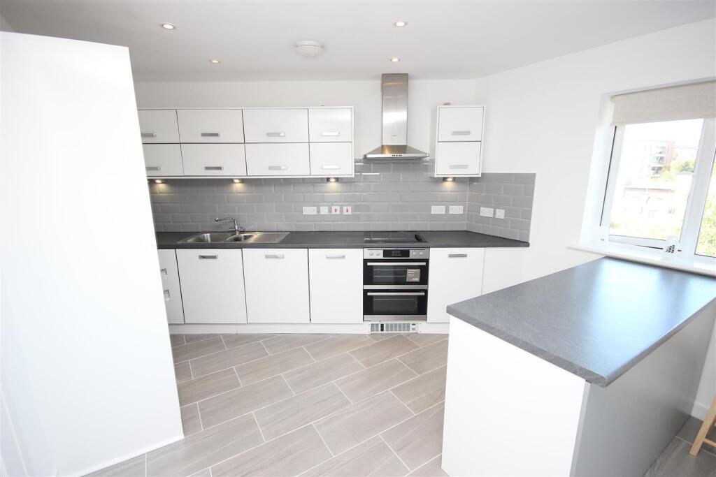 FITTED KITCHEN SPACE