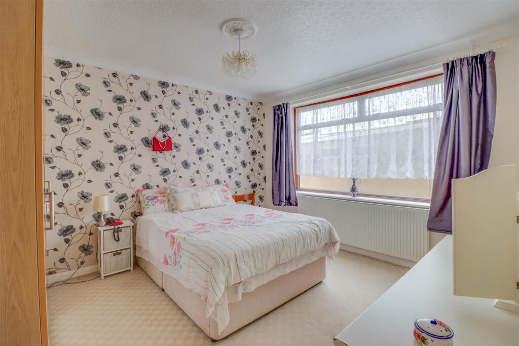 16 LONGFIELD CLOSE INSIDE-7.jpg