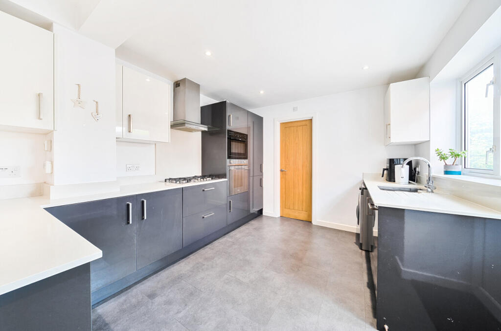 1295302-6-682c8fd...