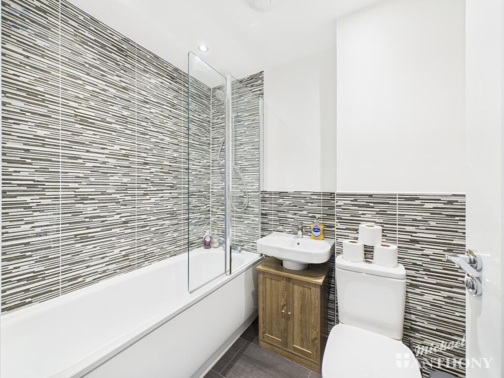 CAM03218G0-PR0721-STILL006