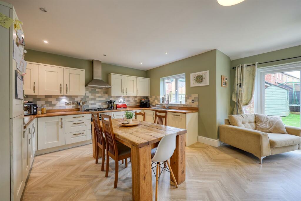 Kitchen/Dining area